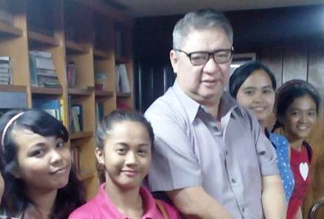 Former Department of Education Undersecretary Antonio 'Butch' A.S. Valdes after session of the Saturday Class at his residence, with him are AB Communication students from ICCT Colleges Foundation.